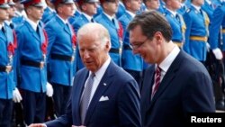 Presidenti i SHBA-së Joe Biden dhe presidenti i Serbisë, Aleksandar Vuçiq në Beograd më 16 gusht 2016. Në atë kohë Biden ishte nënpresident i SHBA-së. 