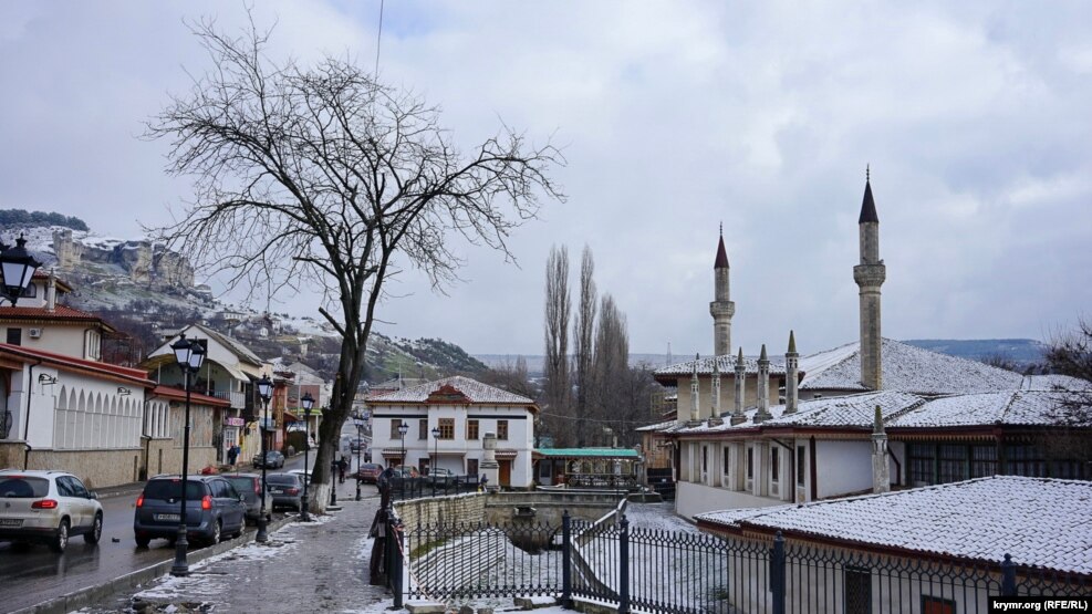 Han sarayı - Qırım handığınıñ bwrınğı rezidenciyası. Qazirgi kezde bwl nısan Baqşasaraydağı tarihi eskertkişter ekskursiyalıq marşrutına engizilgen.&nbsp;