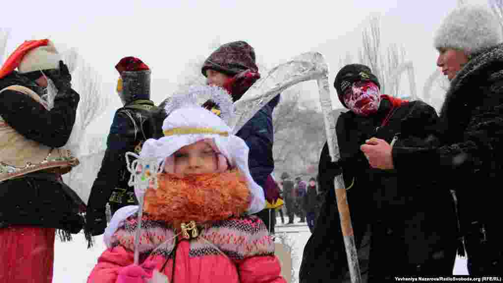 Учасники дитячого вертепу готуються до виступу. Один з найбільш поширених персонажів таких вертепів &ndash; янгол (по центру)