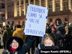 Detalj sa protestnog skupa u Beogradu, učesnice drže transparent na kojem piše "Podrška samo za časne u pravosuđu", Beograd, 9. februar 2026.