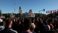 Hiljade ljudi u Beogradu odaju počast preminulom ratnom zločincu Mladiću