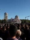 Hiljade ljudi u Beogradu odaju počast preminulom ratnom zločincu Mladiću