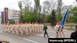 Колонна юнармейцев на генеральной репетиции парада на 9 мая. Керчь, 8 мая 2018 года