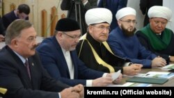 Сулдан: Камил Исхаков, Рәфыйк Мөхәммәтшин, Равил Гайнетдин, Камил Сәмигуллин, Әлбир Крганов