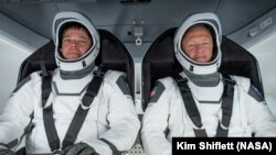 Amerikalik astronavtlar Dag Xerli va Robert Benken SpaceX shirkatining Crew Dragon fazoviy kemasida tarixiy parvozga hozirlik ko‘rmoqda.