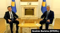 Presidenti i Kosovës, Hashim Thaçi dhe kryeministri në detyrë, Albin Kurti gjatë nje takimi të mëhershëm. 