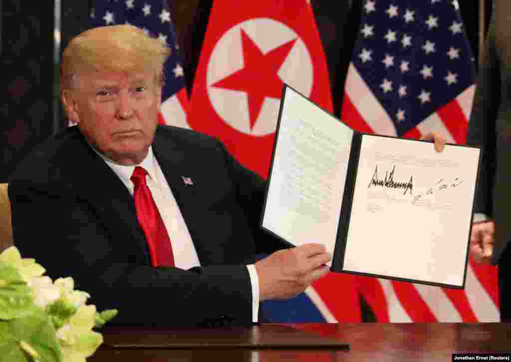 Трамп демонструє підписаний документ