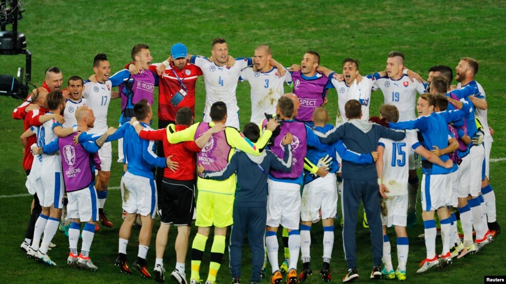 Futbollistët e Sllovakisë i gëzohen fitores kundër Rusisë