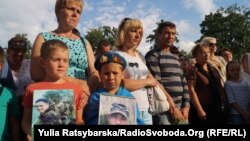У жалобній акції у Дніпрі взяли участь рідні військових, загиблих в збитому під Луганськом літаку