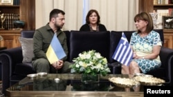 Ukrainian President Volodymyr Zelenskiy (left) meets with Greek President Katerina Sakellaropoulou (right) in Athens on August 21. 