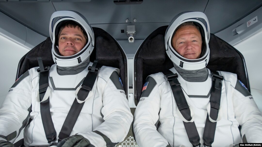 Америкалик астронавтлар Даг Херли ва Роберт Бенкен SpaceX ширкатининг Crew Dragon фазовий кемасида тарихий парвозга ҳозирлик кўрмоқда.