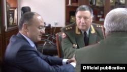 Armenia - Defense Minister Seyran Ohanian (L) meets with the commander-in-chief of Russia’s ground forces, Colonel-General Vladimir Chirkin, in Yerevan, 25Oct2012.