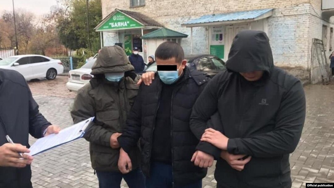 Милиция кызматкери пара алуу боюнча шек саналууда. Жалал-Абад. Сүрөт УКМКга таандык.