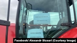 Fermierii afectați de secetă și inundații au început să protesteze cu tehnică agricolă pe trasee din mai multe raioane ale R. Moldova pe 17 septembrie.