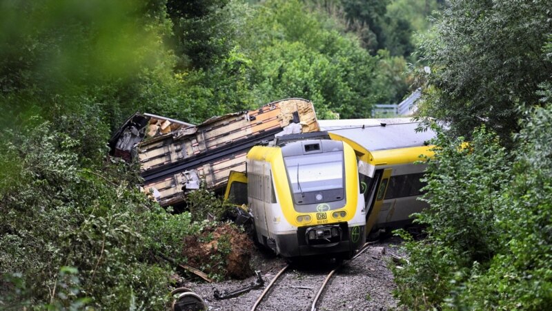 V nesreči potniškega vlaka v Nemčiji več mrtvih