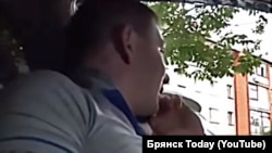 Video snimak koji prikazuje vozača ruske službe Jandeks Taksi u Brjansku kako odbija da vozi crnca.