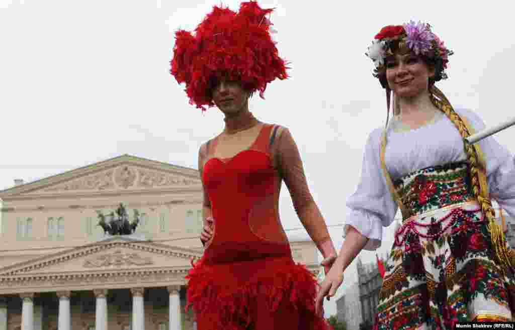 Театральная плоащдь. Артисты московских театров развлекают участников митинга КПРФ.