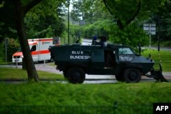 Oklopno vozilo njemačke savezne policije i ambulantna kola vide se ispred Grugahallea, gdje je održan drugi i posljednji dan partijskog kongresa njemačke krajnje desničarske stranke Alternativa za Njemačku (AfD), u Essenu, zapadna Njemačka, 30. juna , 2024.