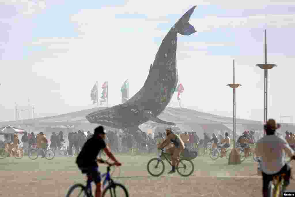 Художники, музыканты и скульпторы со всего мира съезжаются на Burning Man, чтобы представить свои работы.