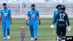 د هند او پاکستان د کرکټ تر ۱۹ کالو کم عمره لوبغاړي. (انځور: ارشیف)