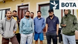 Punëtorë nga Nepali përpara shtëpisë së marrë me qira në Kragujevc, 13 dhjetor 2025.