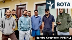 Punëtorë nga Nepali përpara shtëpisë së marrë me qira në Kragujevc, 13 dhjetor 2025.