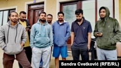 Radnici iz Nepala ispred iznajmljene kuće u kojoj žive u Kragujevcu, 13. decembar 2025.