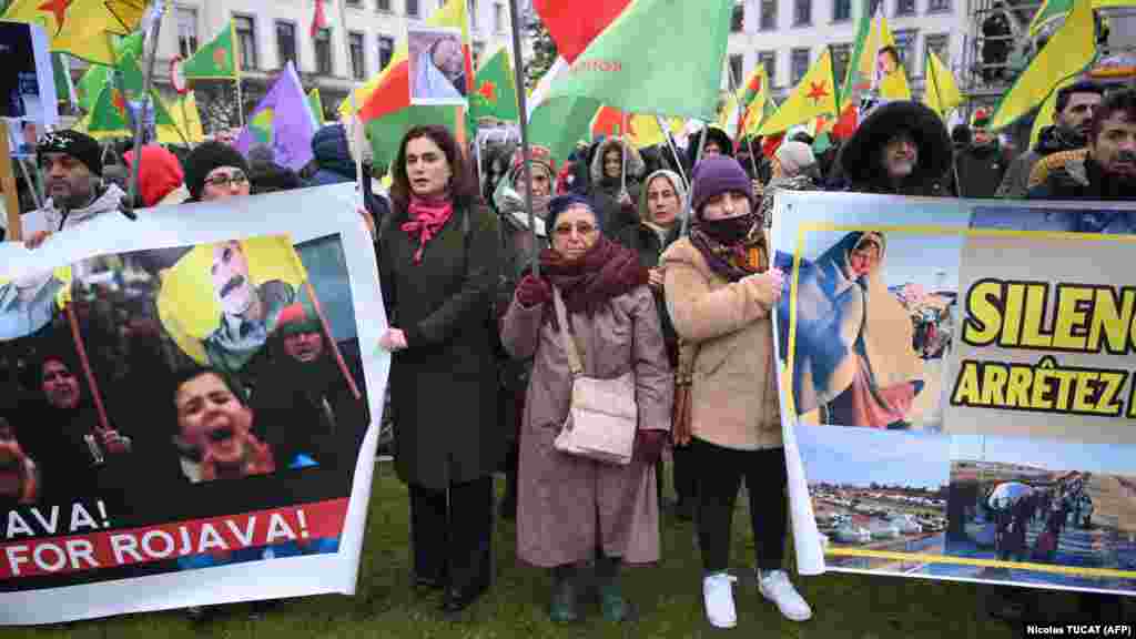 2024. december 11-én Brüsszelben, az Európai Parlament előtt kurdbarát tüntetők a szíriai kurdok védelmére szólították fel&nbsp;a nemzetközi közösséget és az EU-t.&nbsp;A Szíriai Demokratikus Erők (SDF) nevű kurd és a velük szemben álló iszlamista lázadók szerdán tűzszünetet kötöttek 