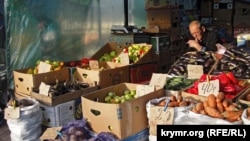 Продавец на симферопольском рынке «Крымский Привоз». Иллюстрационное фото