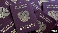 Бланки российских паспортов.