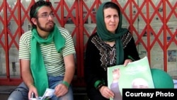 پروین فهیمی و فرزندش سهراب اعرابی در اعتراضات خرداد ۱۳۸۸