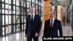 French Economy Minister Bruno Le Maire (L) and German Economy and Finance Minister and Vice-Chancellor Olaf Scholz arrive for a joint press conference after their meeting at the Finance and Economy Ministry in Paris on March 16, 2018.