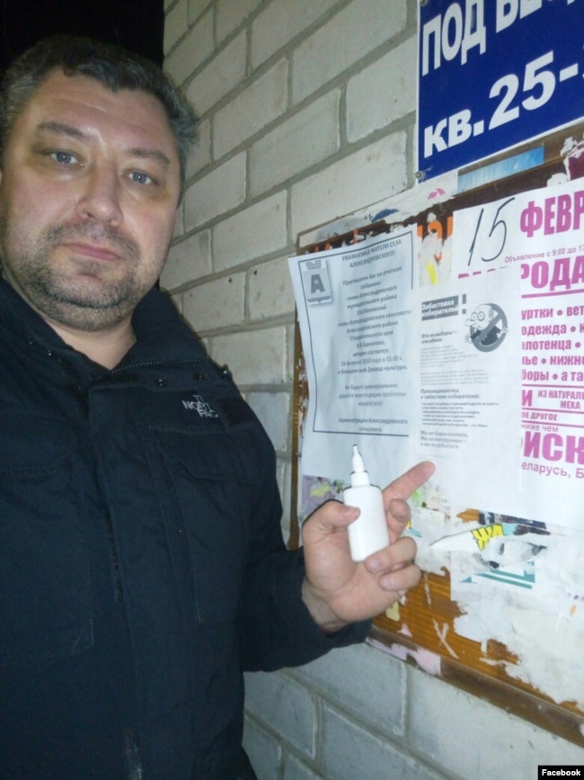 Алексей Мужецкий с листовками в поддержку Навального