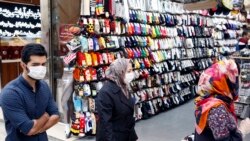 Иранцы в очереди за покупками на улице в защитных масках. Тегеран, 18 апреля 2020 года.