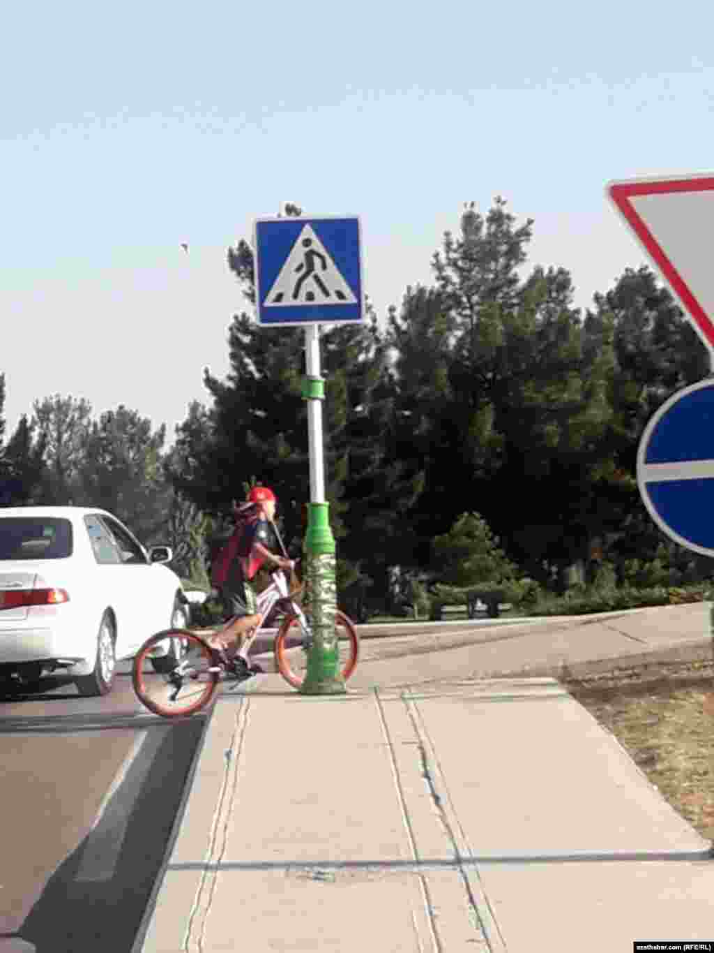 Aşgabat. Köçeden geçän tigirli oglan. Iýun, 2020.&nbsp;