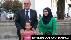 Абхазский президент Александр Анкваб отметил День государственного флага на набережной Сухуми вместе с репатриантами из Сирии