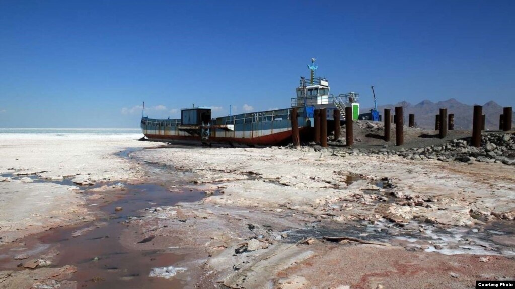 نمایی از خشکسالی دریاچه ارومیه در سال‌های گذشته