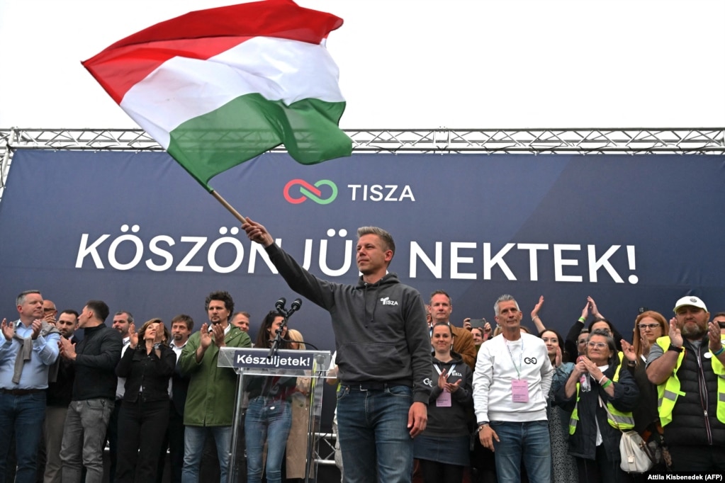 Петер Мадяр з угорським прапором під час одного з мітингів