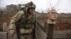 Militar ucrainean în preajma liniei de demarcație cu regiunea separatistă pro-rusă Doneţk, 9 ianuarie 2022