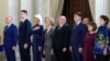 Premierul Ilie Bolojan (primul din stânga), alături de Mircea Abrudean, președintele Senatului, Raluca Turcan, deputată PNL, și Simina Tănăsescu, plus o parte a membrilor CCR, cu prilejul depunerii jurământului a trei noi judecători – iulie 2025.