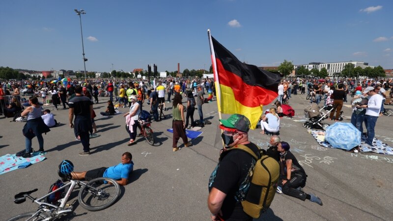 Mii de oameni au protestat la Berlin împotriva restricțiilor anti-COVID