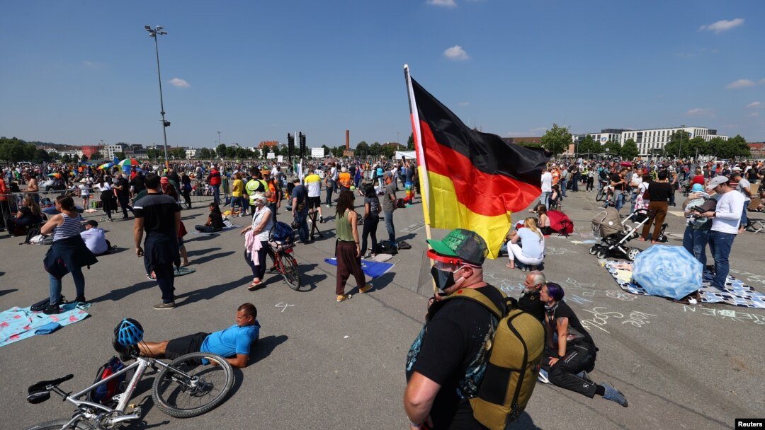 Protest protiv vladinih ograničenja nakon izbijanja epidemije korona virusa, u Cannstatter Wasen području u Stuttgartu, Njemačka, 16. maj 2020. 