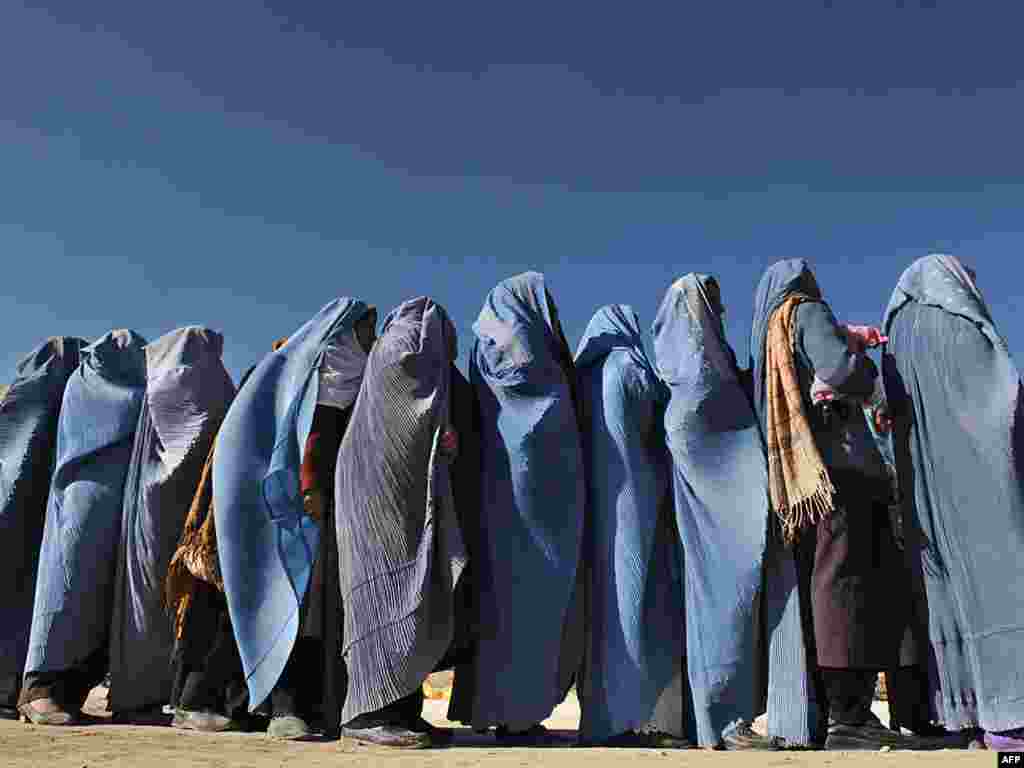 Аўганістан: аўганскія ўдовы стаяць у чарзе на атрыманьне харчовай дапамогі.