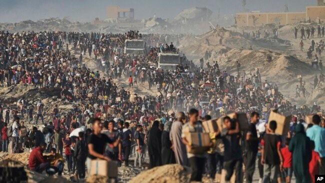 Palestinezët e uritur i vërsulen kamionëve të rrallë me ndihma në Gazë