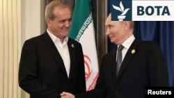 Presidenti iranian, Masud Pezeshkian, dhe ai rus, Vladimir Putin, gjatë takimit në margjinat e Samitit të Ogranizatës për Bashkëpunim të Shangait. Kinë, shtator 2025. 
