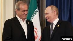 Иранският президент Масуд Пезешкиан се среща с руския президент Владимир Путин през 2025 г.