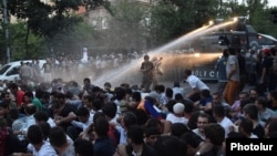 Разгон акции протеста на проспекте Баграмяна на рассвете 23 июня