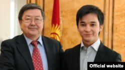 Премьер-министр Жантөрө Сатыбалдиев Кыргызстандын атагын чыгарган Атай Өмүрзаковду куттуктоодо. 23-декабрь, 2011-ж.