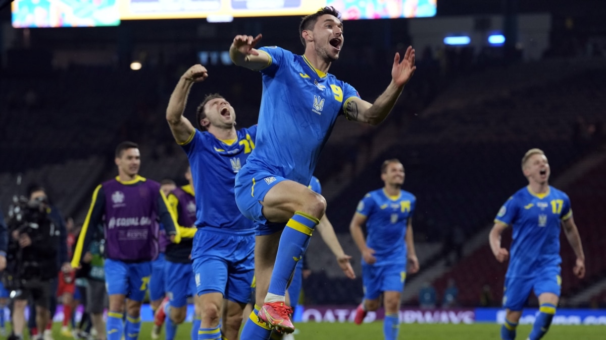 Бєсєдін через травму в матчі зі Швецією повертається до Києва на обстеження