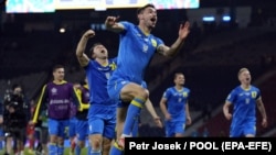 Українські футболісти радіють перемозі у матчі зі шведською національною збірною, 29 червня 2021 року